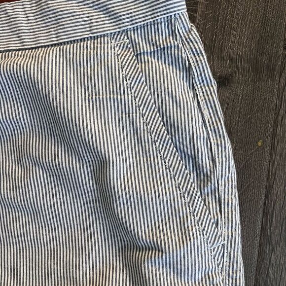 Chaps Mens Shorts Seersucker Blue White Striped Flat Front Stretch size 44 - Picture 2 of 4